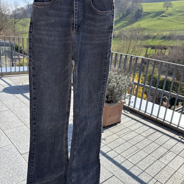 Dunkle Schlagjeans