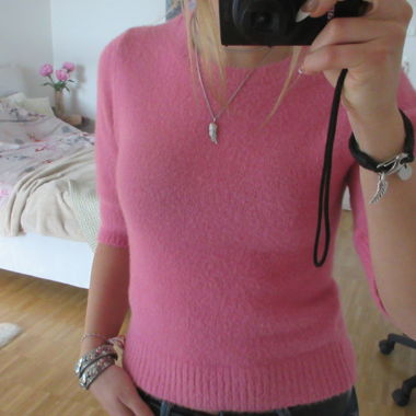 Pull duveteux rose à manches courtes
