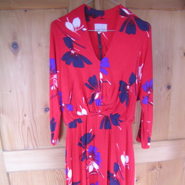 rotes knitterfreies Kleid 38