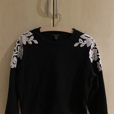 Schwarzes Sweatshirt mit weisser Blumenstickerei