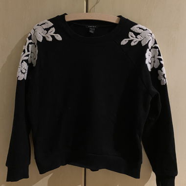 Schwarzes Sweatshirt mit weisser Blumenstickerei