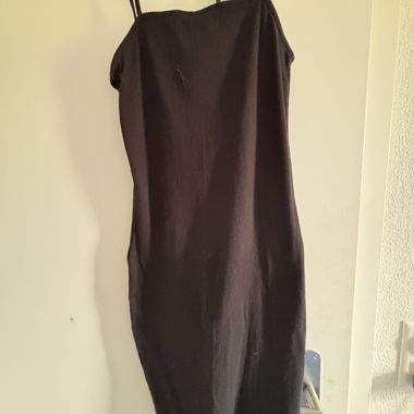 Schwarzes Kleid von AMISU