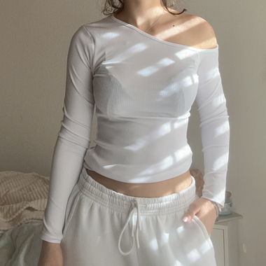 Weisses off one-shoulder shirt
