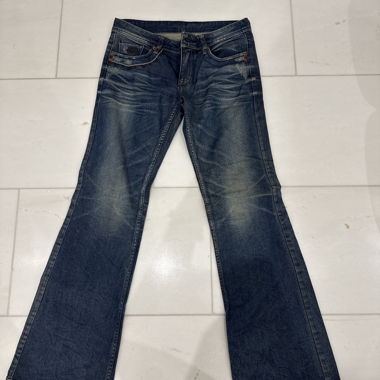 Jeans svasati blu scuro con motivo sulle tasche