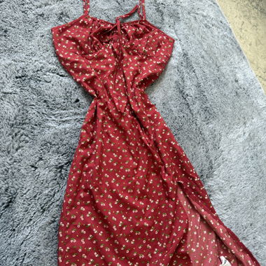 Rotes Blumenkleid mit Trägern
