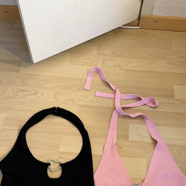 Zwei Party-Tops