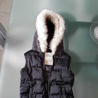 Schönes Gilet/Weste mit Kapuze (Gr. S)