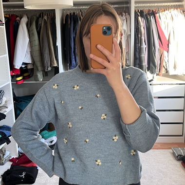 maglione blu con ricamo floreale