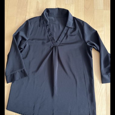 Black blouse with V-neck. L