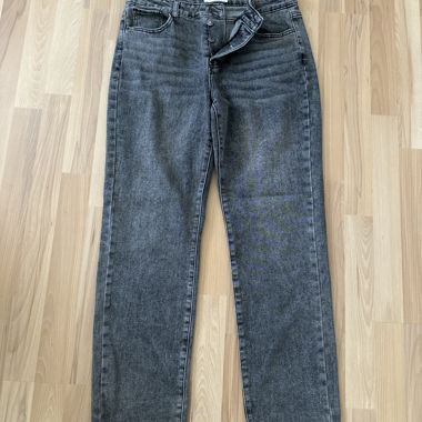 Graue Jeanshose