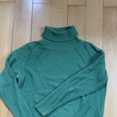 Grüner Rollkragenpullover 
