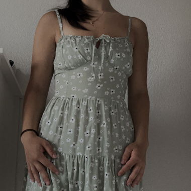 Hellgrünes Kleid mit weissen Blumen