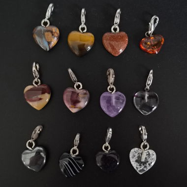 Pendentifs coeur en différentes pierres précieuses