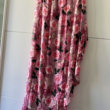 Jupe longue asymétrique à fleurs roses