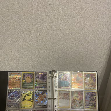 Deux Pochettes cartes Pokémon.