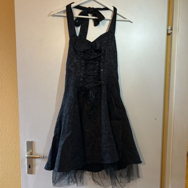 Schwarzes Kleid, rückenfrei, Schnürung vorne