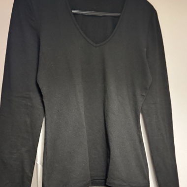 Schwarzes Langarmshirt mit V-Ausschnitt