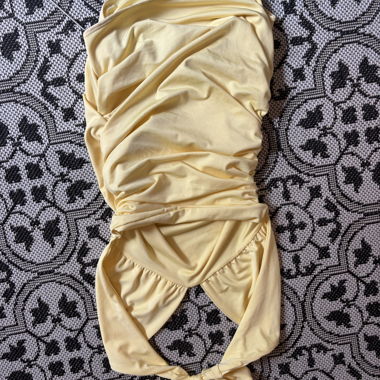Top bandeau giallo con nastro da annodare