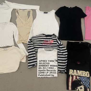 Set mit gemischten Oberteilen und Jeans