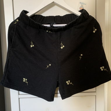 Shorts neri con motivo floreale
