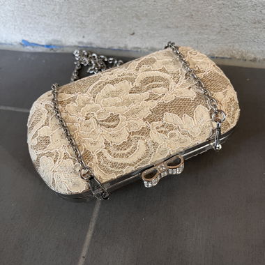 Spitzen-Clutch mit Kette