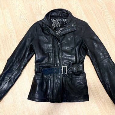 Veste en cuir noire avec ceinture