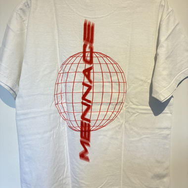 T-shirt bianco con stampa sul retro