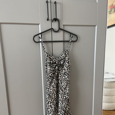 Geblümtes Sommerkleid mit Raffung
