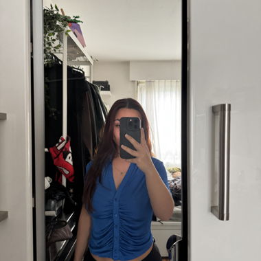 Blaues Oberteil mit Falten