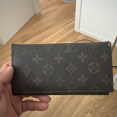 Langes Portemonnaie mit Monogramm