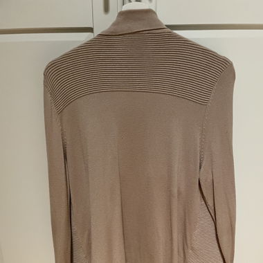 Elegante Strickjacke figurumspielend