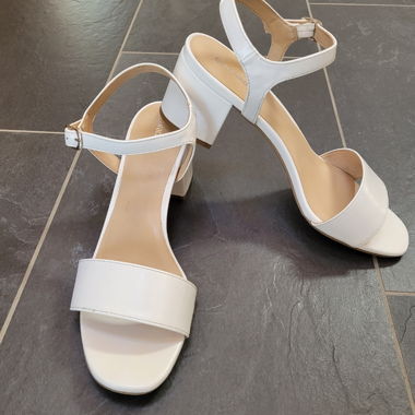Weisse Blockabsatz-Sandalen