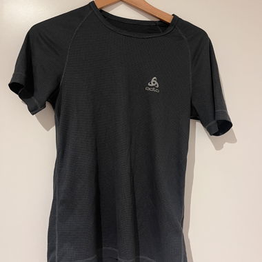 graues Sportshirt