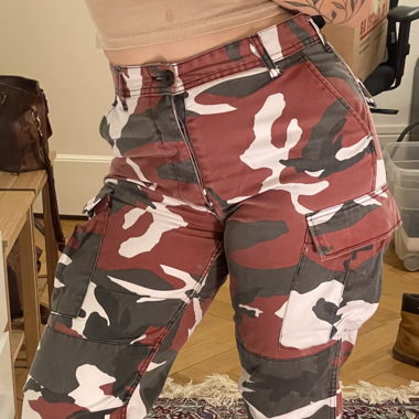Flattering cargo pants with many pockets