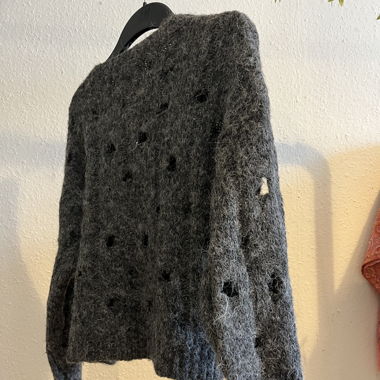 Pull troué