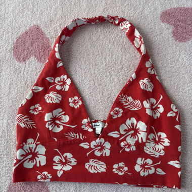 Rotes Neckholder-Top mit Blumenprint