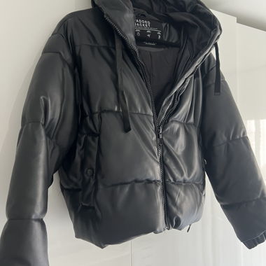 Kurze schwarze Bomberlederjacke