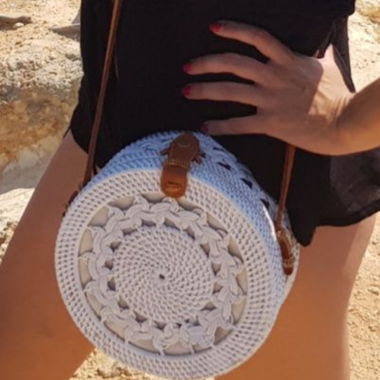 Sac bandoulière rond en tissu tressé d'été blanc