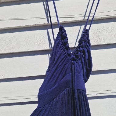 Robe longue à fines bretelles violettes