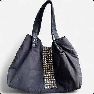Borsa a mano nera con borchie
