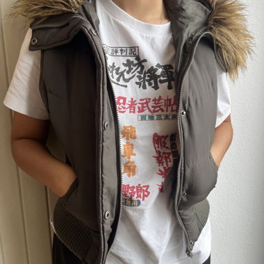 Gilet trapuntato con cappuccio in finta pelliccia