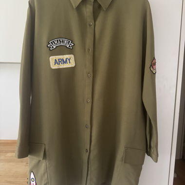 Khaki Longshirt mit Patches - Marke: Minueto