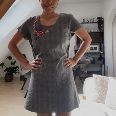 Robe courte grise avec broderie