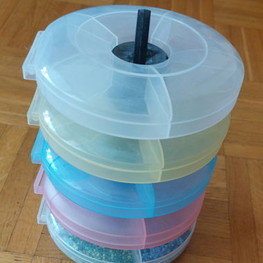 Pastel organizer with multiple compartments