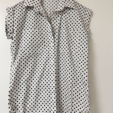 Blouse blanche en coton à pois noirs