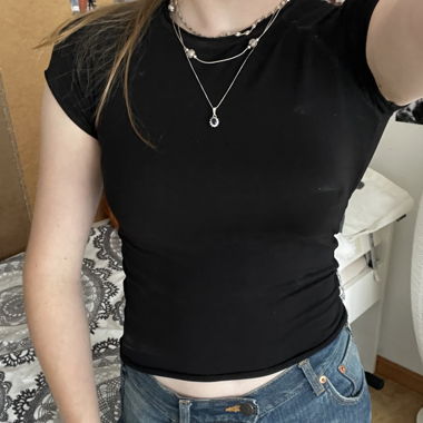 Schwarzes enges T-Shirt