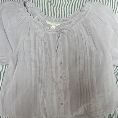 Blusa lilla con piccoli motivi