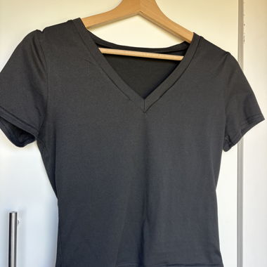 T-shirt nero con scollo a V