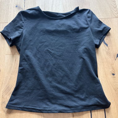 T-shirt nero a maniche corte