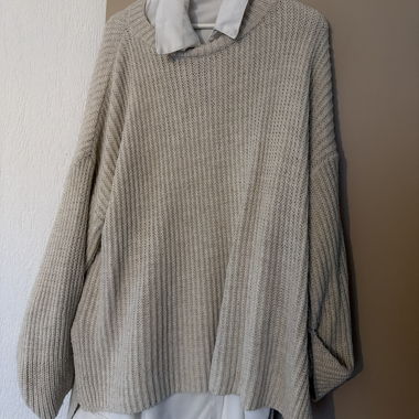 Pull en maille beige avec chemise